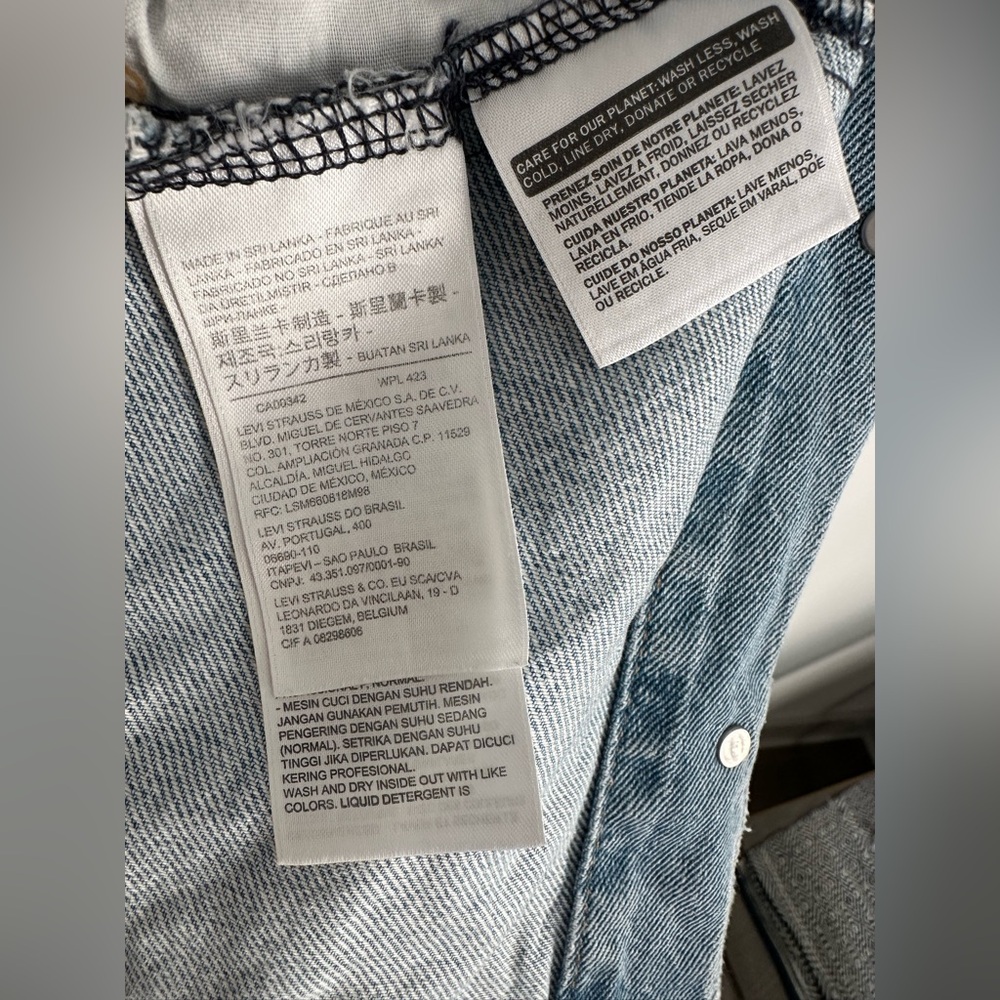 Light Wash Distressed Levi’s Jean Jacket Size Large - Picture 6 of 8